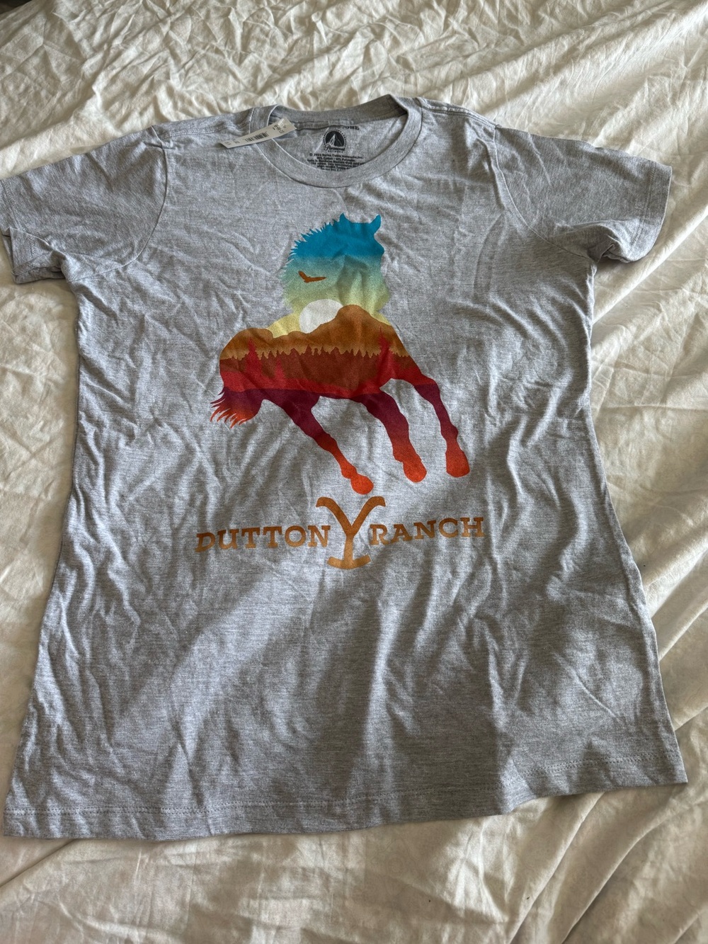 New Women’s L Gray T-Shirt Yellowstone Dutton Ranch Horse Shirt Graphic Tee
